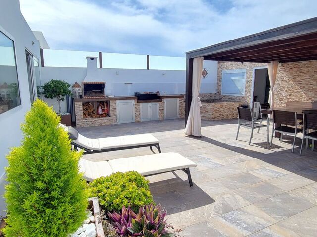 Modernes Einfamilienhaus mit großem Wohnraum und windgeschützer Terrasse Costa Calma