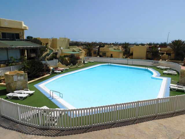 Kleiner renovierungsbedürftiger Reihenbungalow mit Gemeinschaftspool