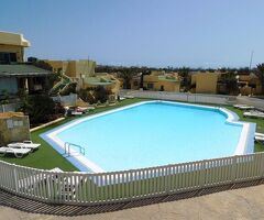 Kleiner renovierungsbedürftiger Reihenbungalow mit Gemeinschaftspool