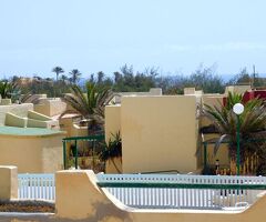 Kleiner renovierungsbedürftiger Reihenbungalow mit Gemeinschaftspool