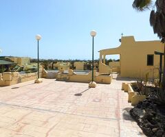 Kleiner renovierungsbedürftiger Reihenbungalow mit Gemeinschaftspool