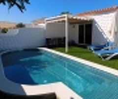 Schöner Eckbungalow mit chlorfreiem Pool, Garten und Autostellplatz