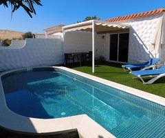 Schöner Eckbungalow mit chlorfreiem Pool, Garten und Autostellplatz