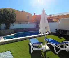 Schöner Eckbungalow mit chlorfreiem Pool, Garten und Autostellplatz