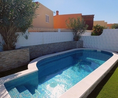 Schöner Eckbungalow mit chlorfreiem Pool, Garten und Autostellplatz