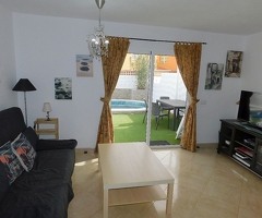 Schöner Eckbungalow mit chlorfreiem Pool, Garten und Autostellplatz