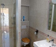 Schöner Eckbungalow mit chlorfreiem Pool, Garten und Autostellplatz