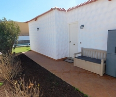 Schöner Eckbungalow mit chlorfreiem Pool, Garten und Autostellplatz